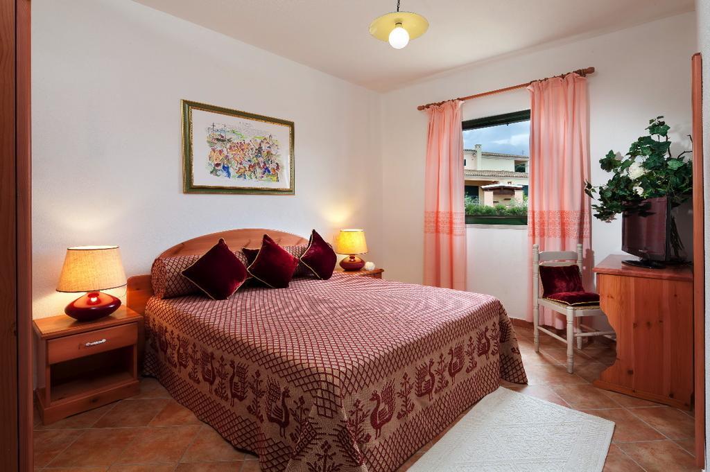 Appartamenti Le Ginestre E Gli Oleandri Cala Liberotto Habitación foto